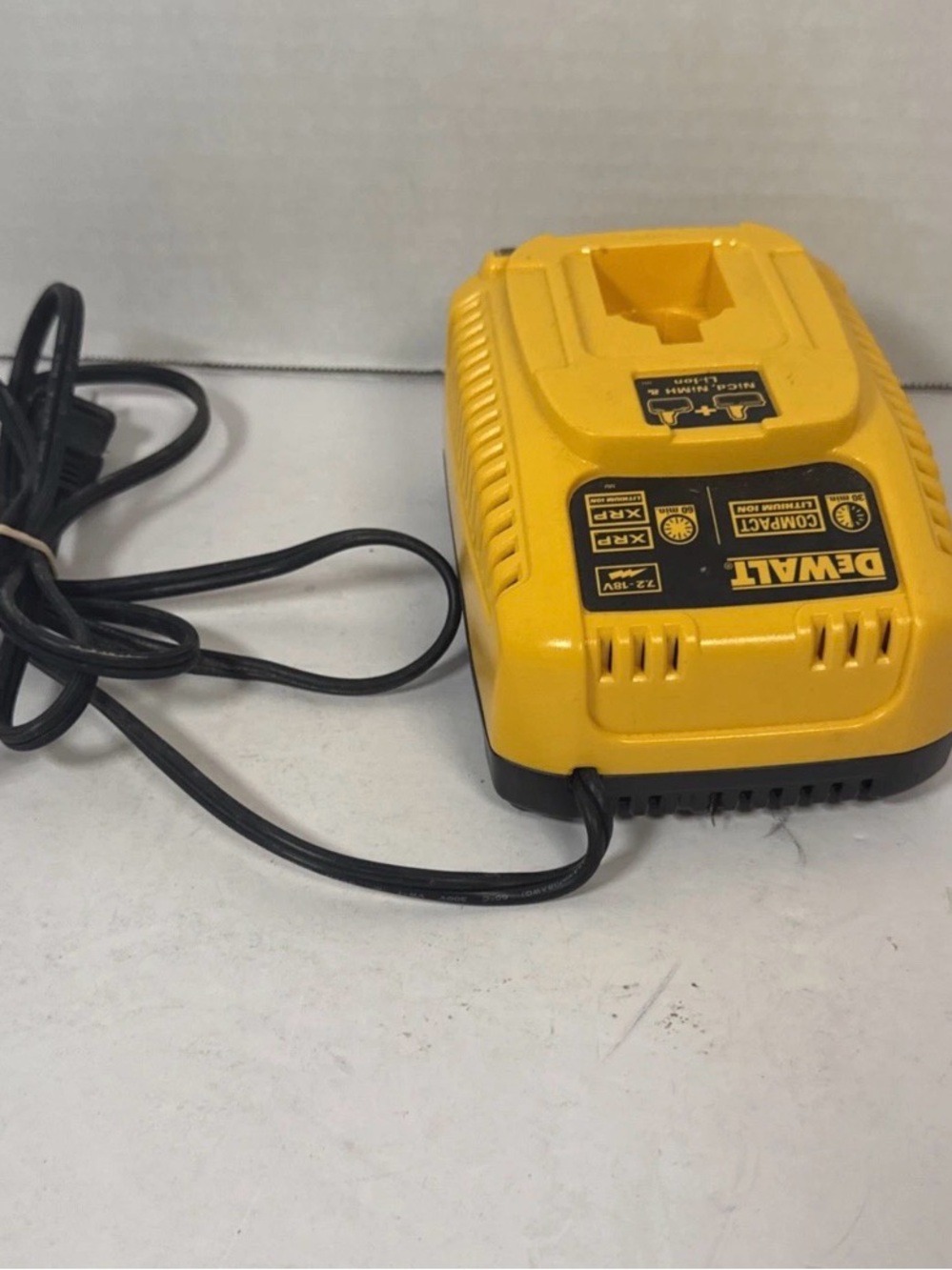 Original Genuine DEWALT DC9310 7.2V-18V NiCd/NiMH/Li-Ion Fast Battery Charger